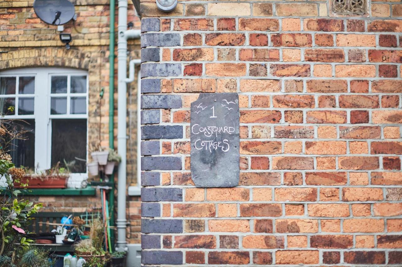 Host & Stay - 1 Coastguard Cottages Скарборо Екстер'єр фото
